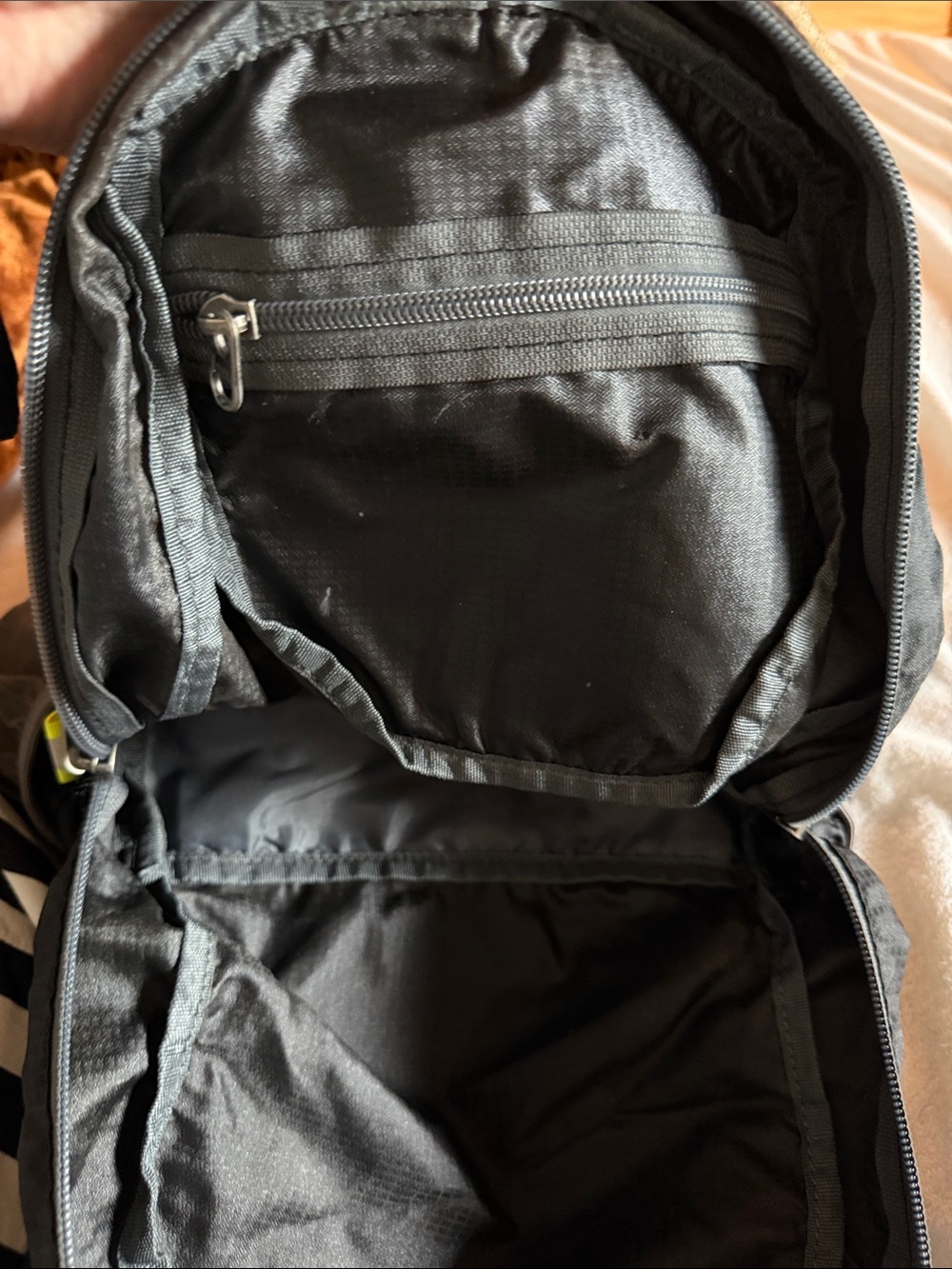 HIKPRO Unisex Ultralight Packable Black/Grey Backpack - Picture 3 of 4